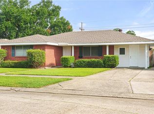 1945 Green Oaks Dr, Gretna, LA 70056
