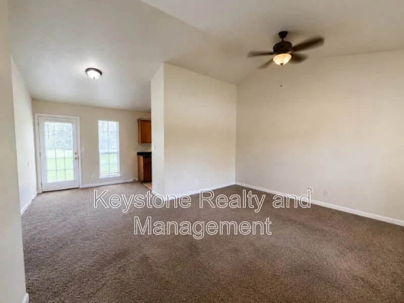 3 bed, 2.0 bath, 1125 sqft, $1,395 — Photo 3