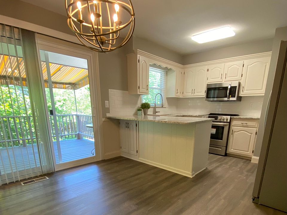eat-in kitchen w/sliding door that goes to a covered deck