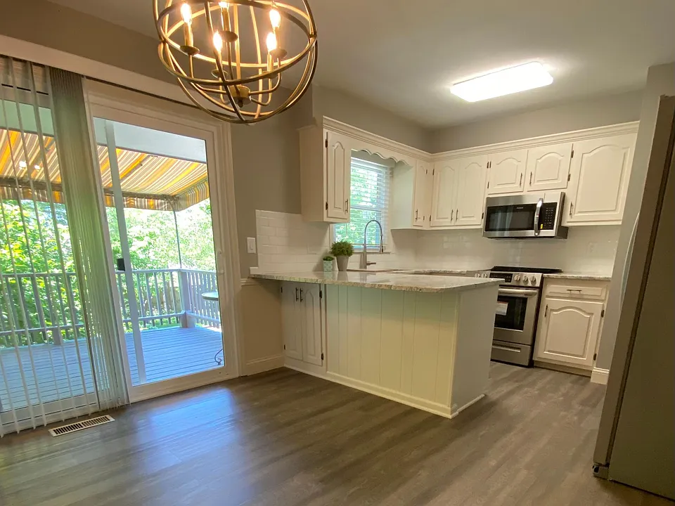 eat-in kitchen w/sliding door that goes to a covered deck
