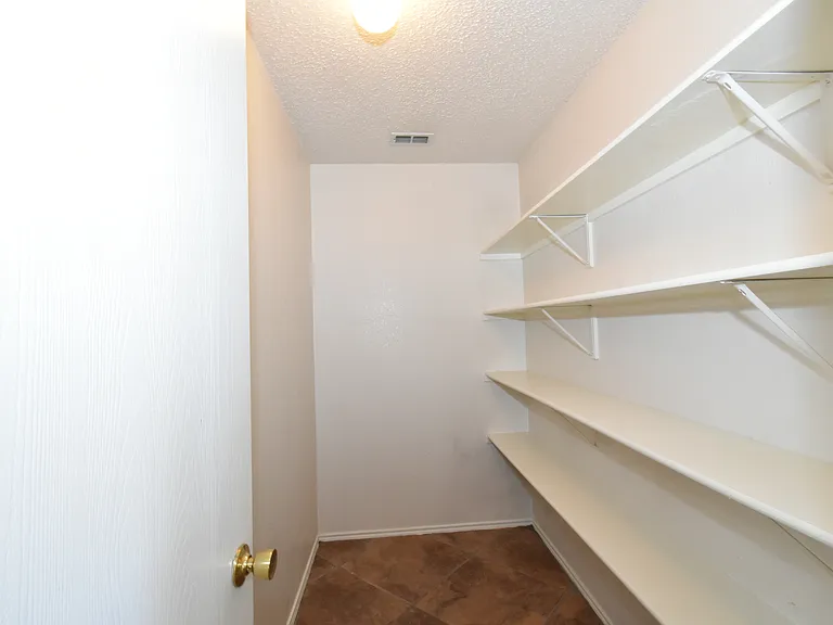 1130 Seneca Dr — Photo 8