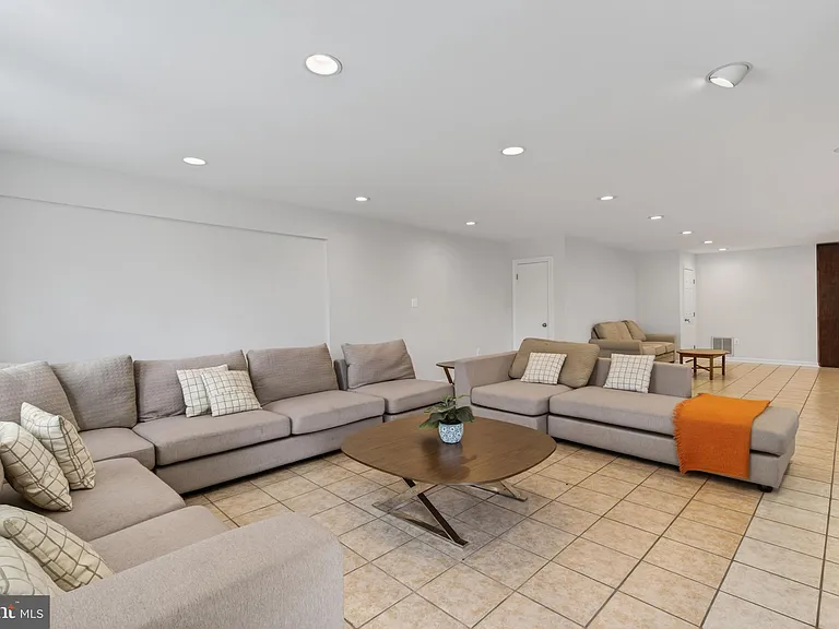 740 Kentland Dr — Photo 11