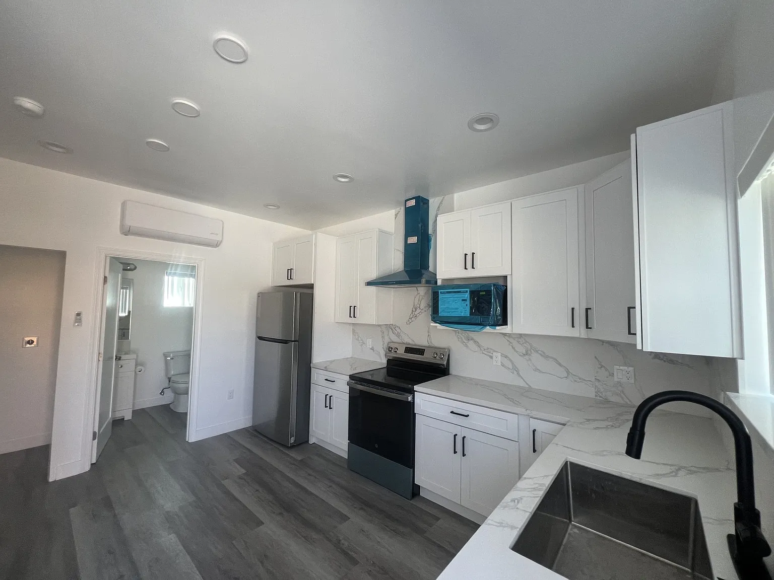 2 bed, 500 sqft, $2,200 — Photo 3