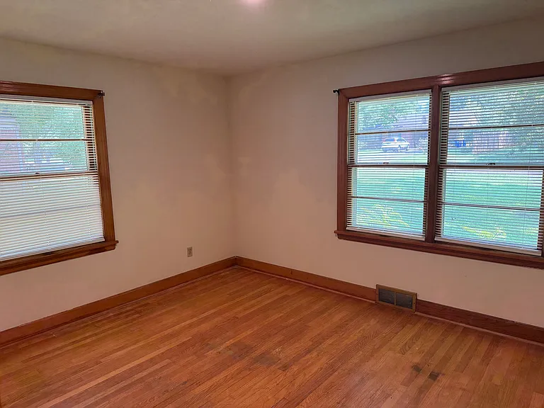 729 McElroy Way — Photo 7