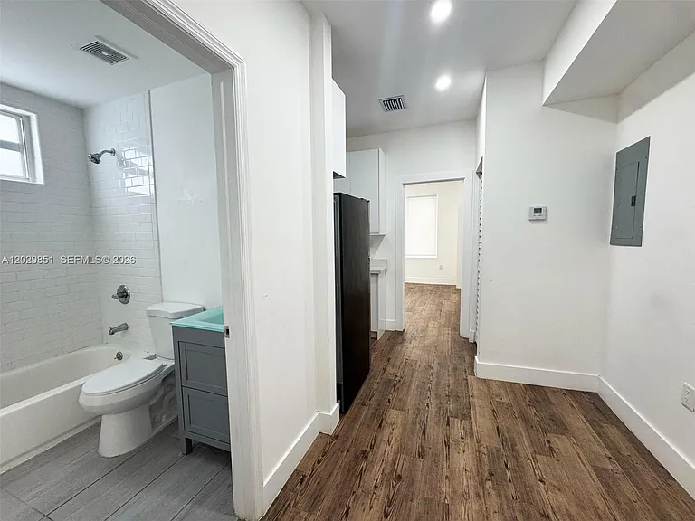 321 SW 9th Ave #4 — Photo 6