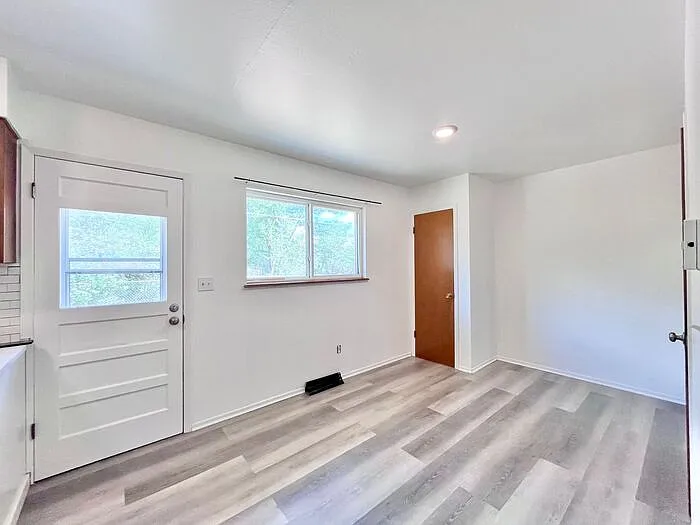 2428 Clearview Ave — Photo 10