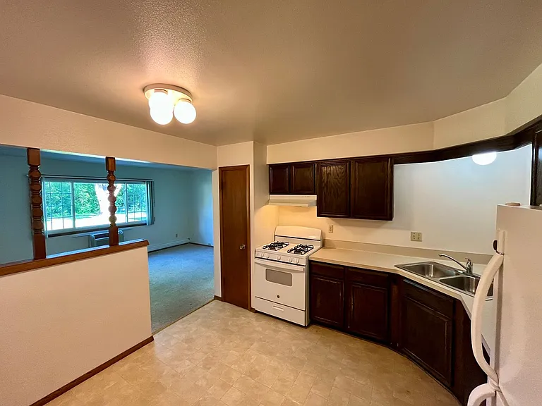 W155N11352 Sylvan Cir — Photo 3