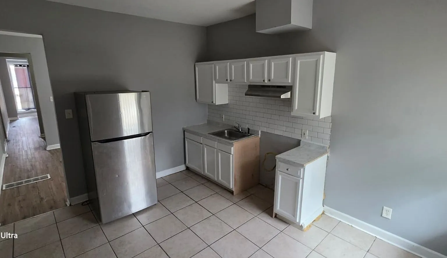 Three Bedroom One Bathroom Ready For ASAP Move In — Photo 4