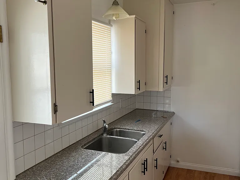 404 W Windsor Rd #B — Photo 11
