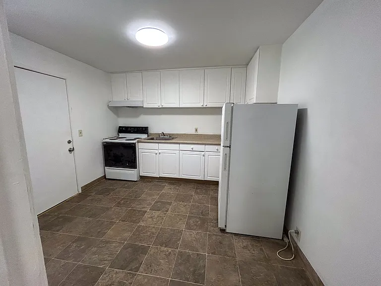 1175 E 8th St — Photo 5