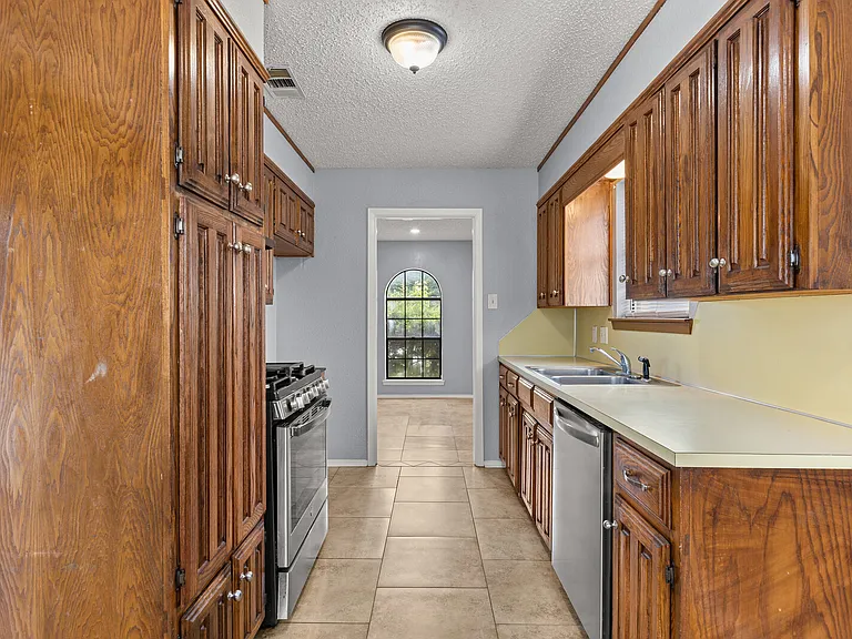228 Laredo Dr — Photo 6