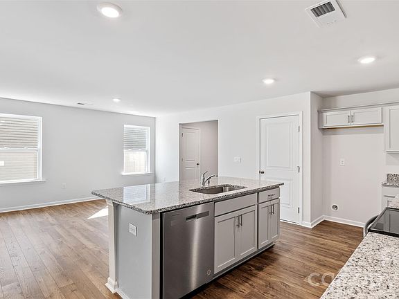 5th image of 47 Katherine Emilie Dr