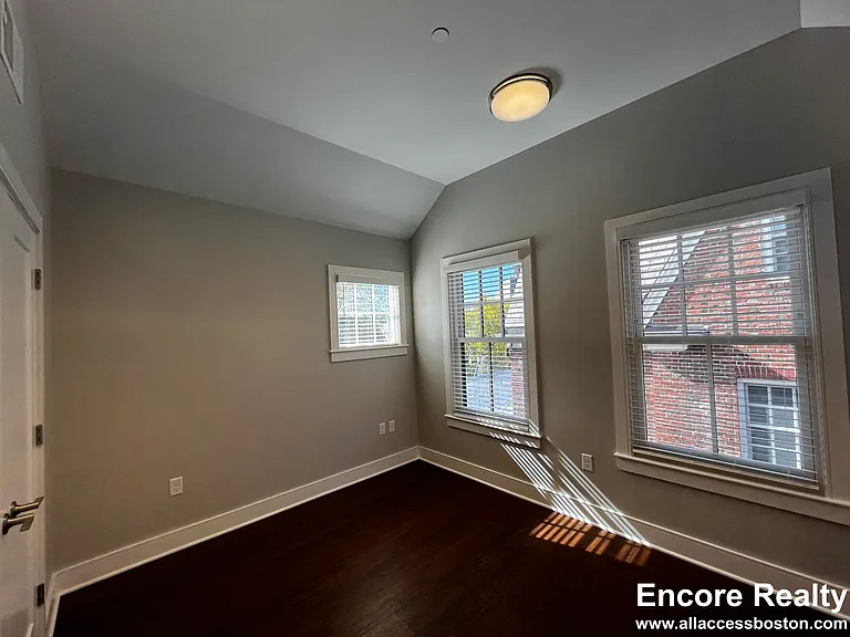 383 Harvard St — Photo 12
