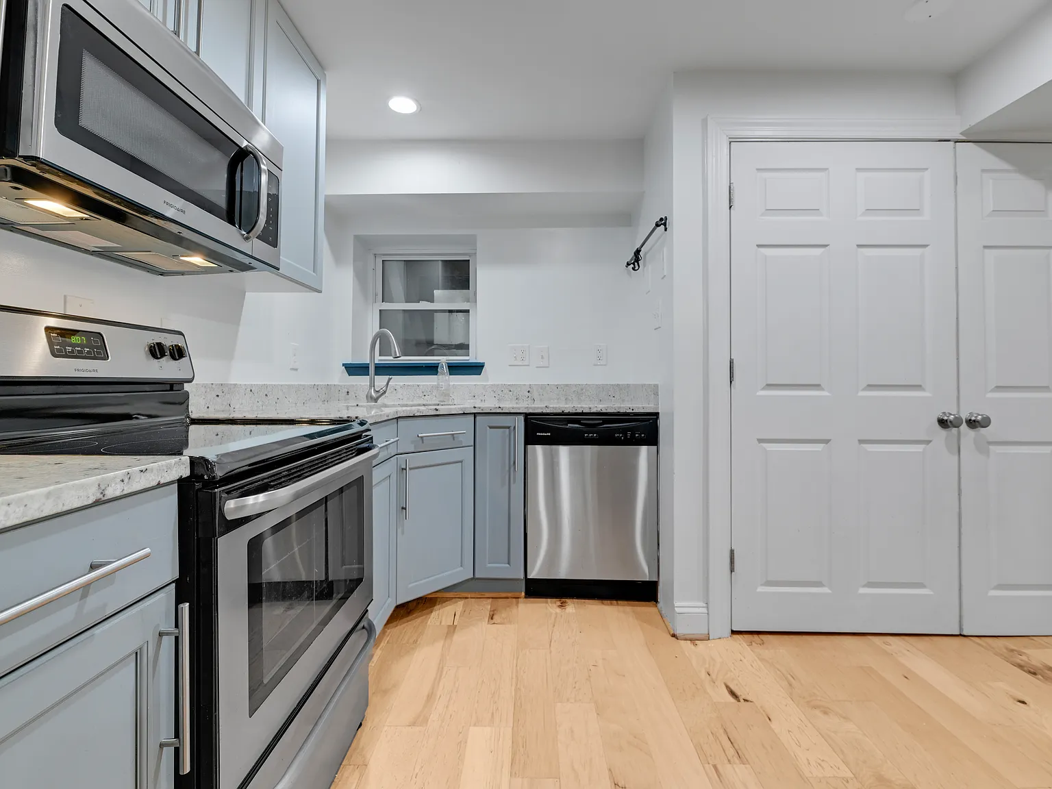2 bed, 1050 sqft, $3,150 — Photo 3