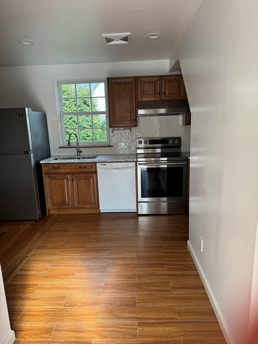 Building Photo - 43-27 220th St #1