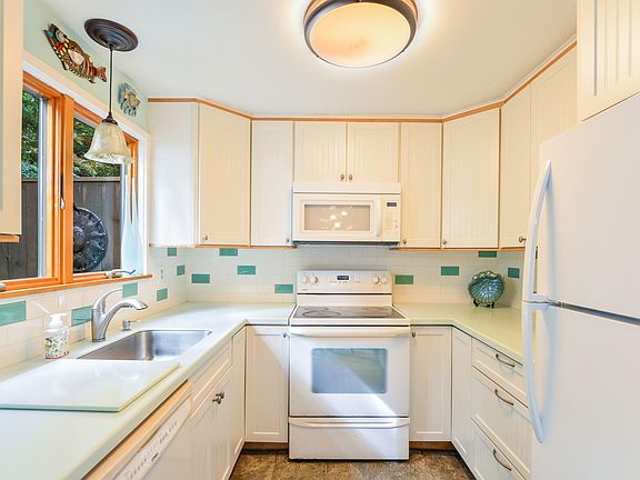 4th image of 23 Heritage Drive #23