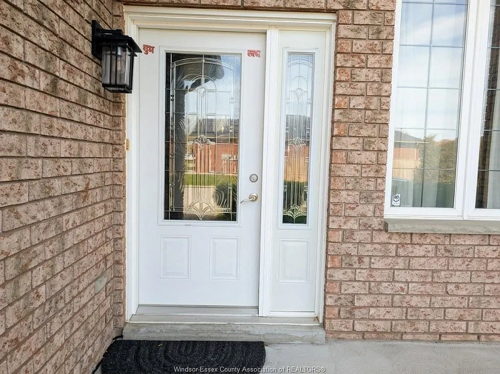 4 bed, $2,800 — Photo 2