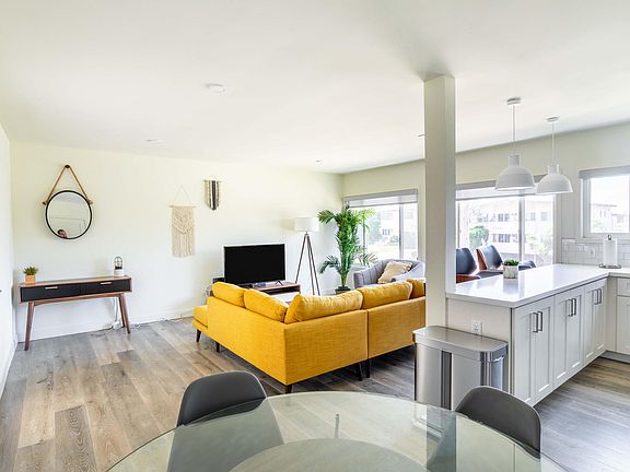 5th image of 312 Calle Miramar APT A
