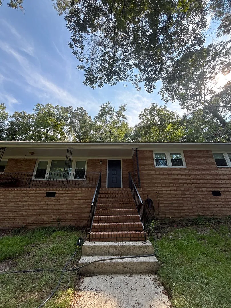 Charming 3-Bedroom Home in Forest Acres — Photo 2