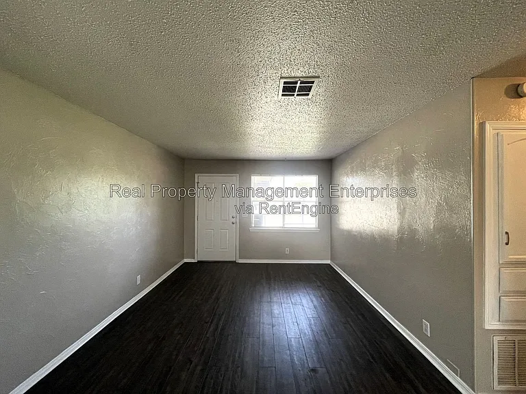 609 S Meadow Ln — Photo 7