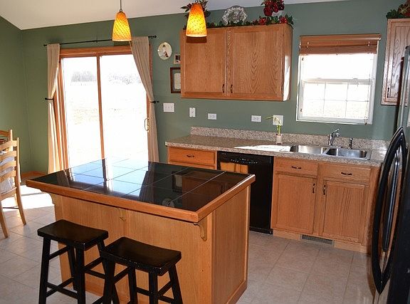 5th image of 932 Louise Dr