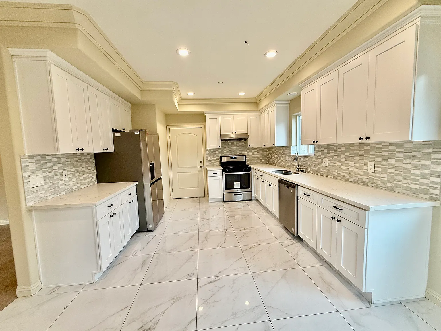 4 bed, 3.5 bath, 2023 sqft, $3,500 — Photo 4