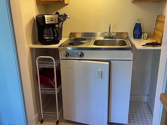 Kitchenette
Refrigerator
2 Burner stove
Sink