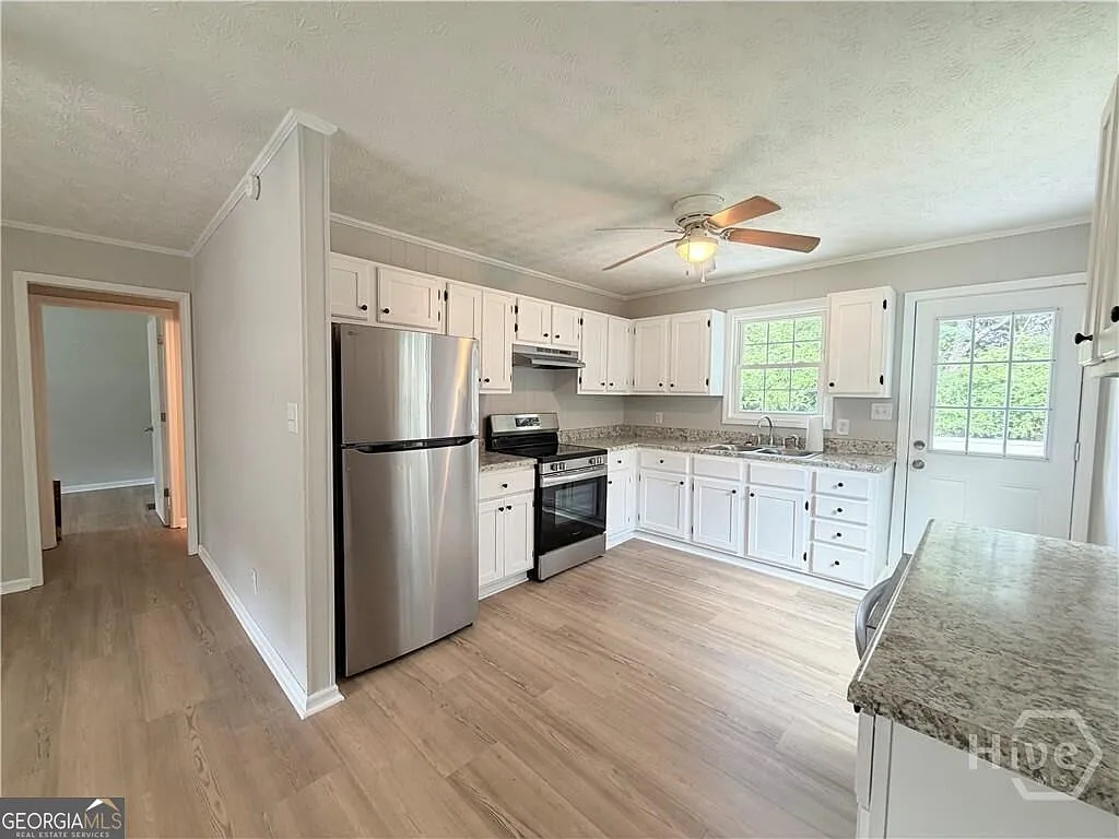 4 bed, 2.0 bath, 1440 sqft, $1,750 — Photo 3