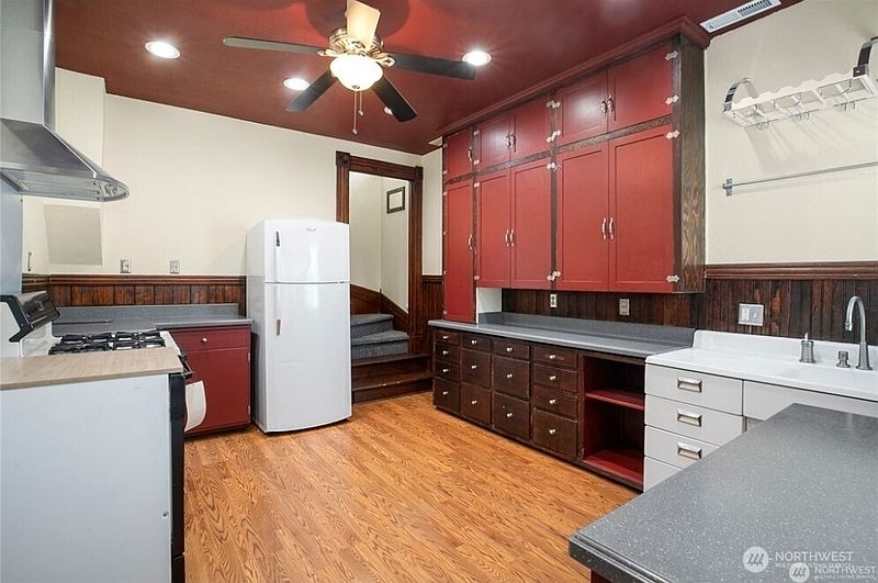 5th image of 623 W Market Street