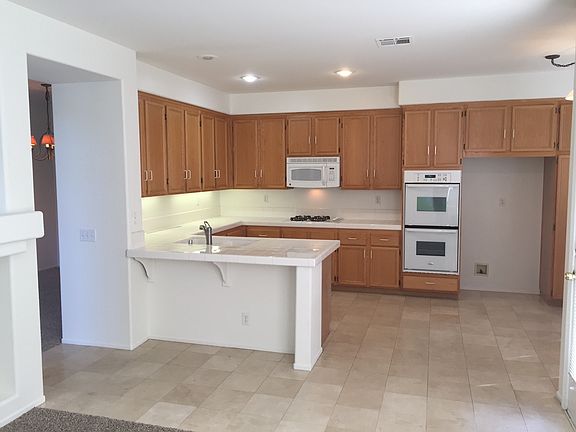3rd image of 39 Greenmeadow Dr