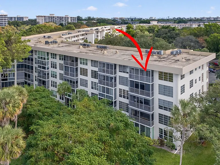 3960 Oaks Clubhouse Dr #512 — Photo 4