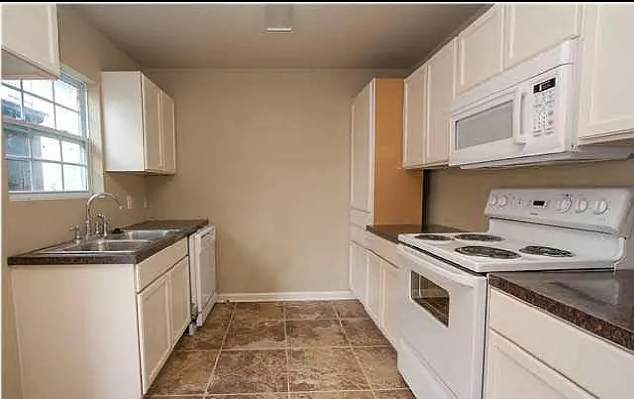 2 bed, 1.5 bath, 1100 sqft, $975 — Photo 2