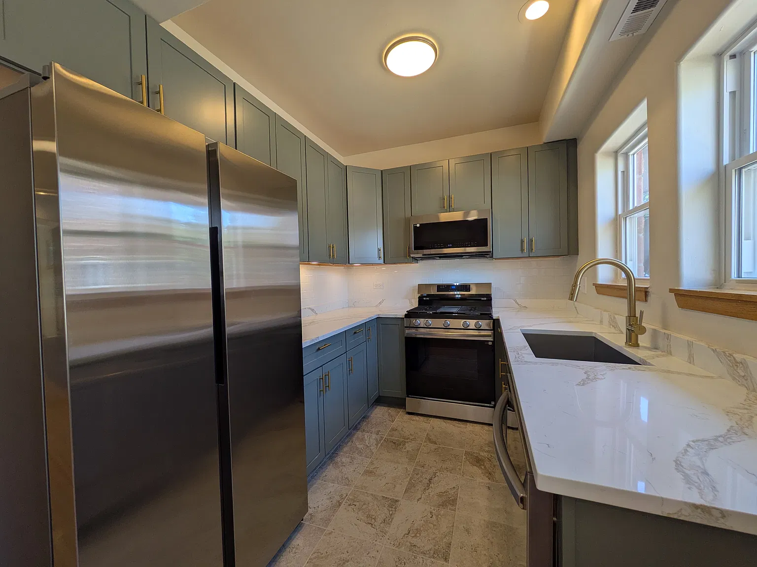3 bed, 2.5 bath, 2000 sqft, $3,700 — Photo 2