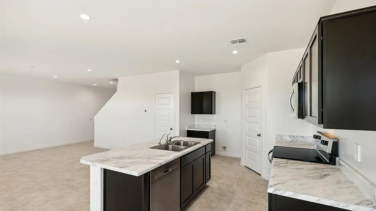 4 bed, 1967 sqft, $2,499 — Photo 2