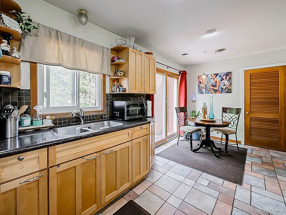 5th image of 2751 Marlington Rd