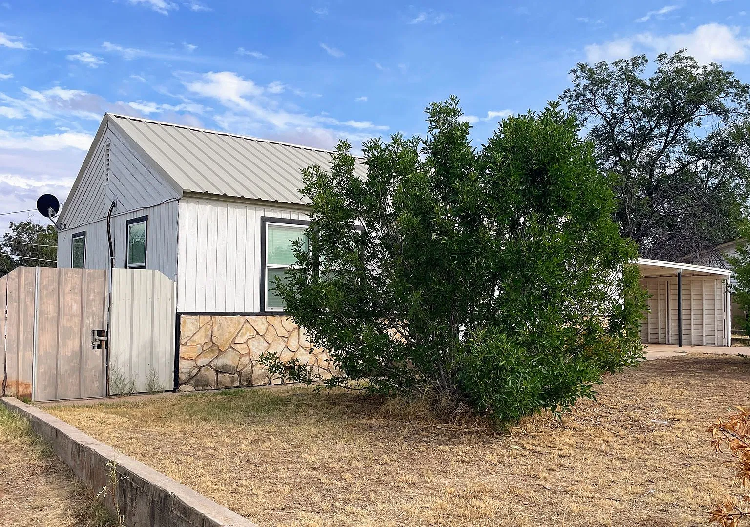 2 Bedrooms, 2 Full Bathrooms - Space, Storage and Comfort in Quiet Snyder! — Photo 2