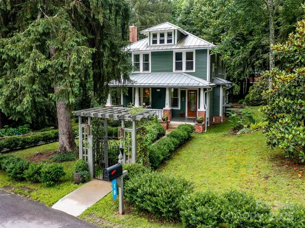 18 Hill St, Saluda, NC 28773