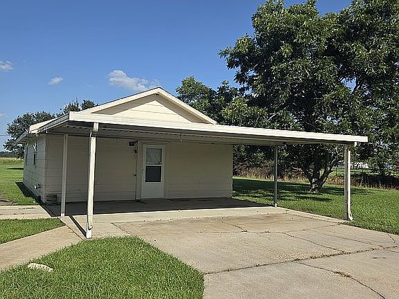 Outdoor kitchen with cover