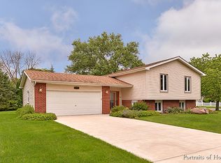 1958 Brentwood Ln E, Wheaton, IL 60189