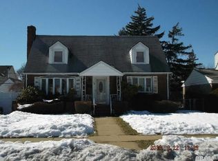 736 Park Ln S, Franklin Square, NY 11010