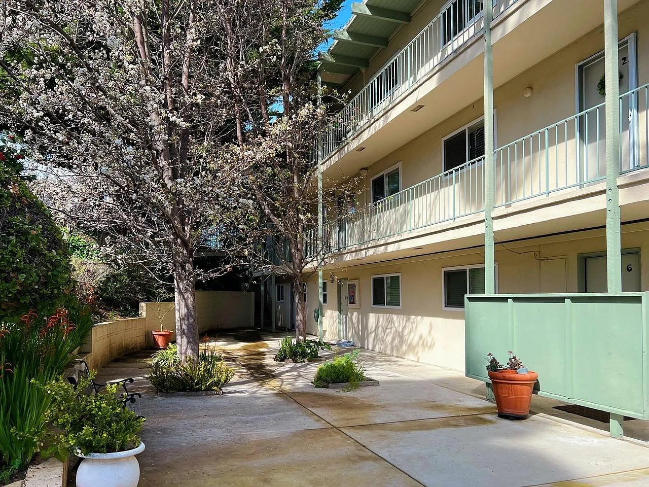Village Court — Photo 3
