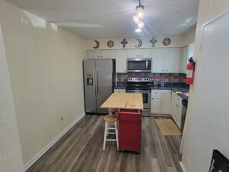 1055 Harbour Dr — Photo 4