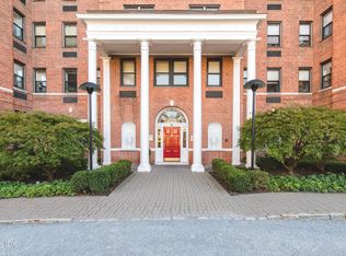 40 W Elm St APT 1F, Greenwich, CT 06830