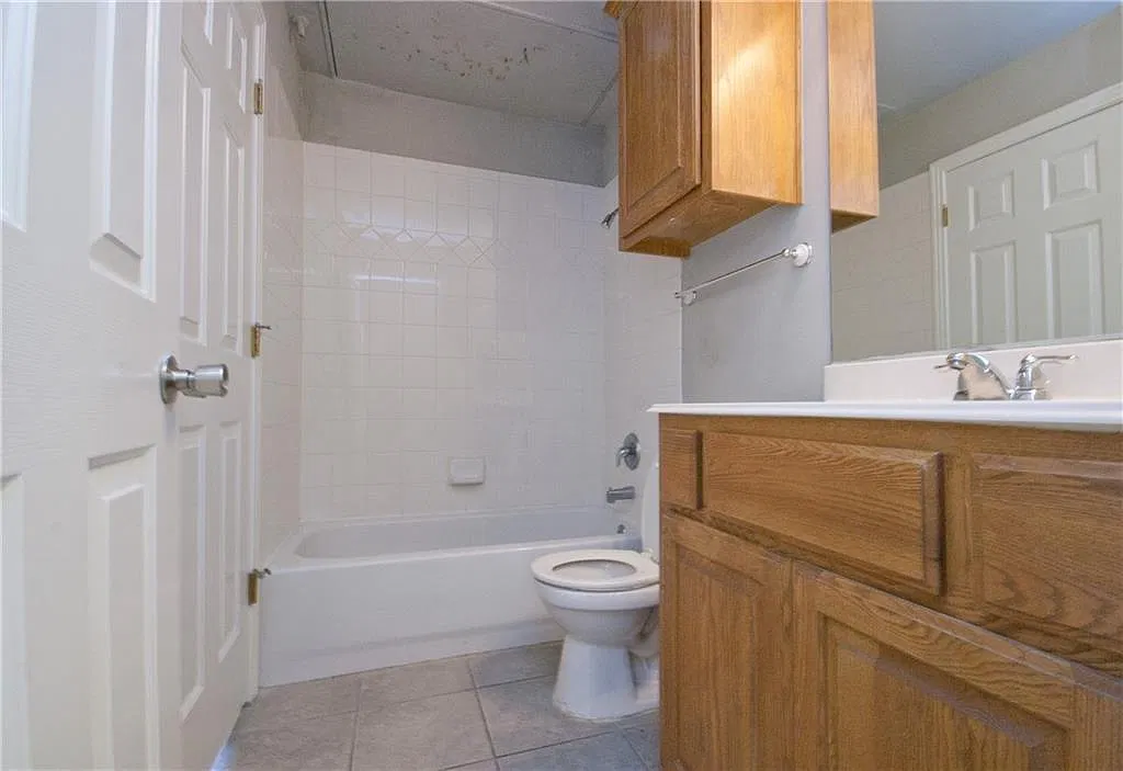 2410 Leon St — Photo 3