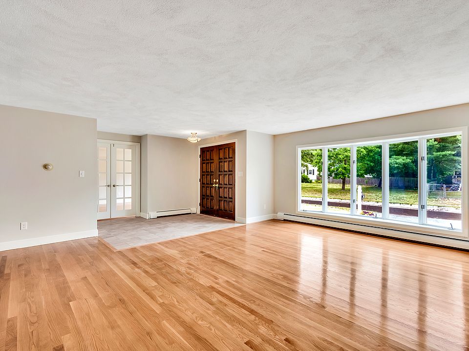 Living Room/Foyer