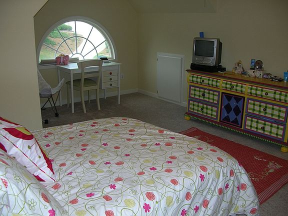Large 2nd bedrom over garage