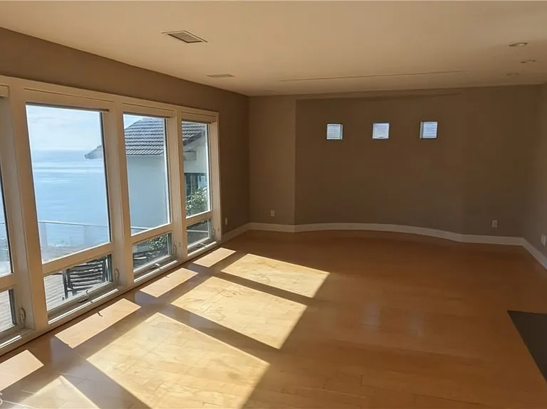 661 Nyes Pl — Photo 3