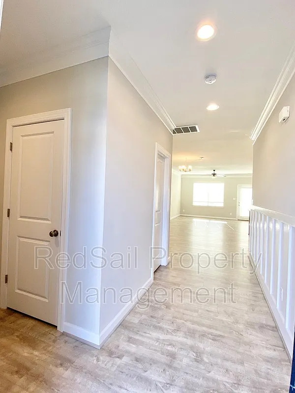 3 bed, 3.0 bath, 1800 sqft, $2,495 — Photo 2