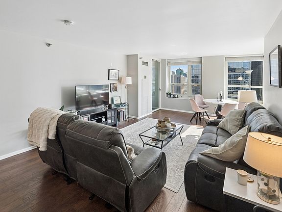 3rd image of 345 N La Salle Dr APT 4603