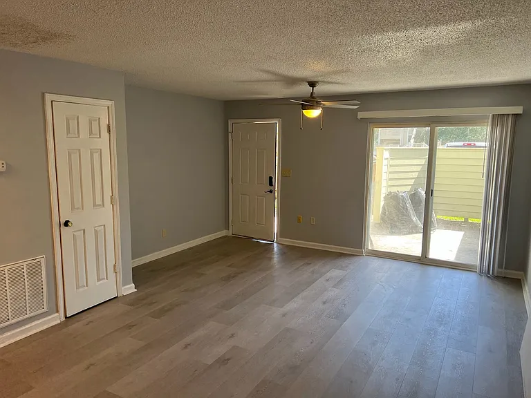 415 Cambridge Cir #E-2 — Photo 1